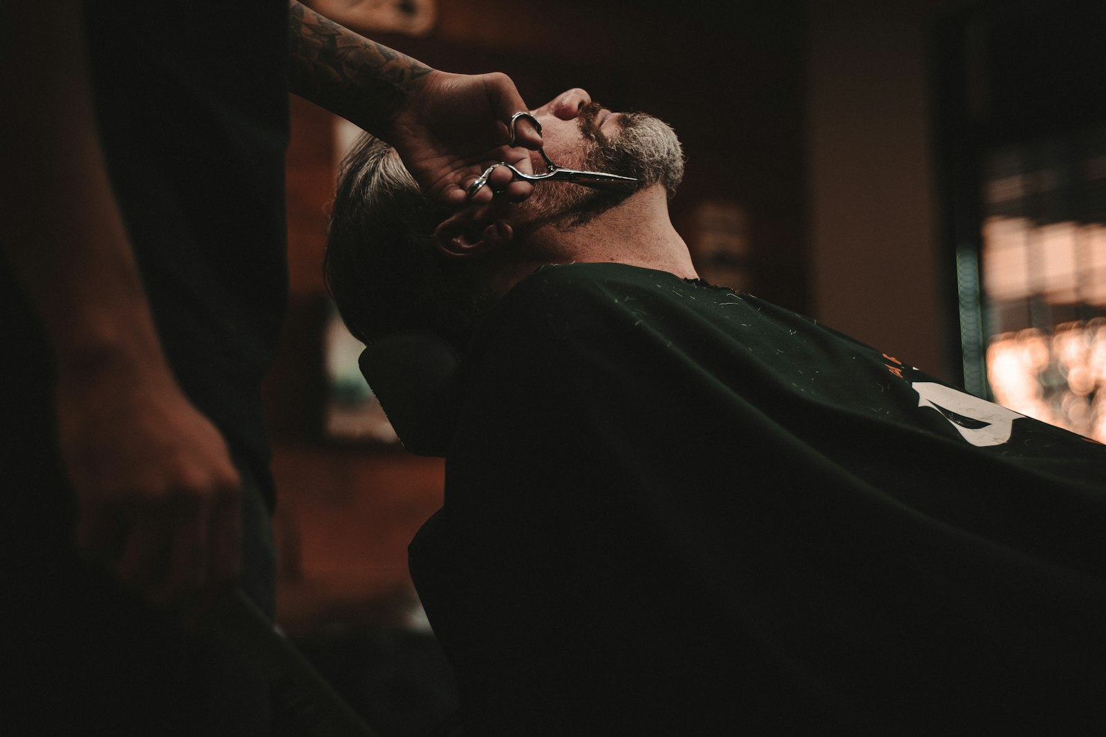 Barbero realizando un corte de cabello