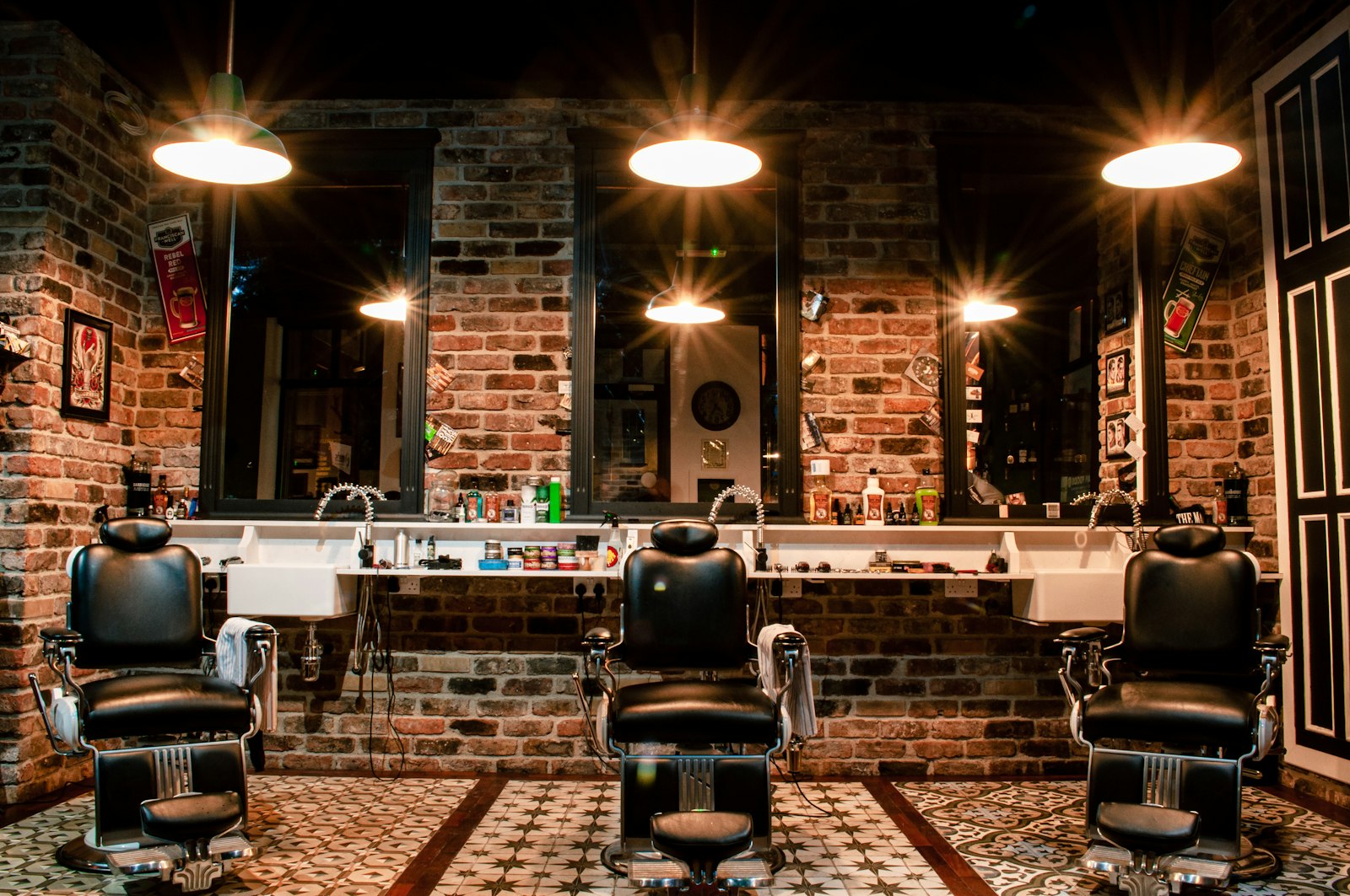 Interior de una peluquería con sillones y espejos