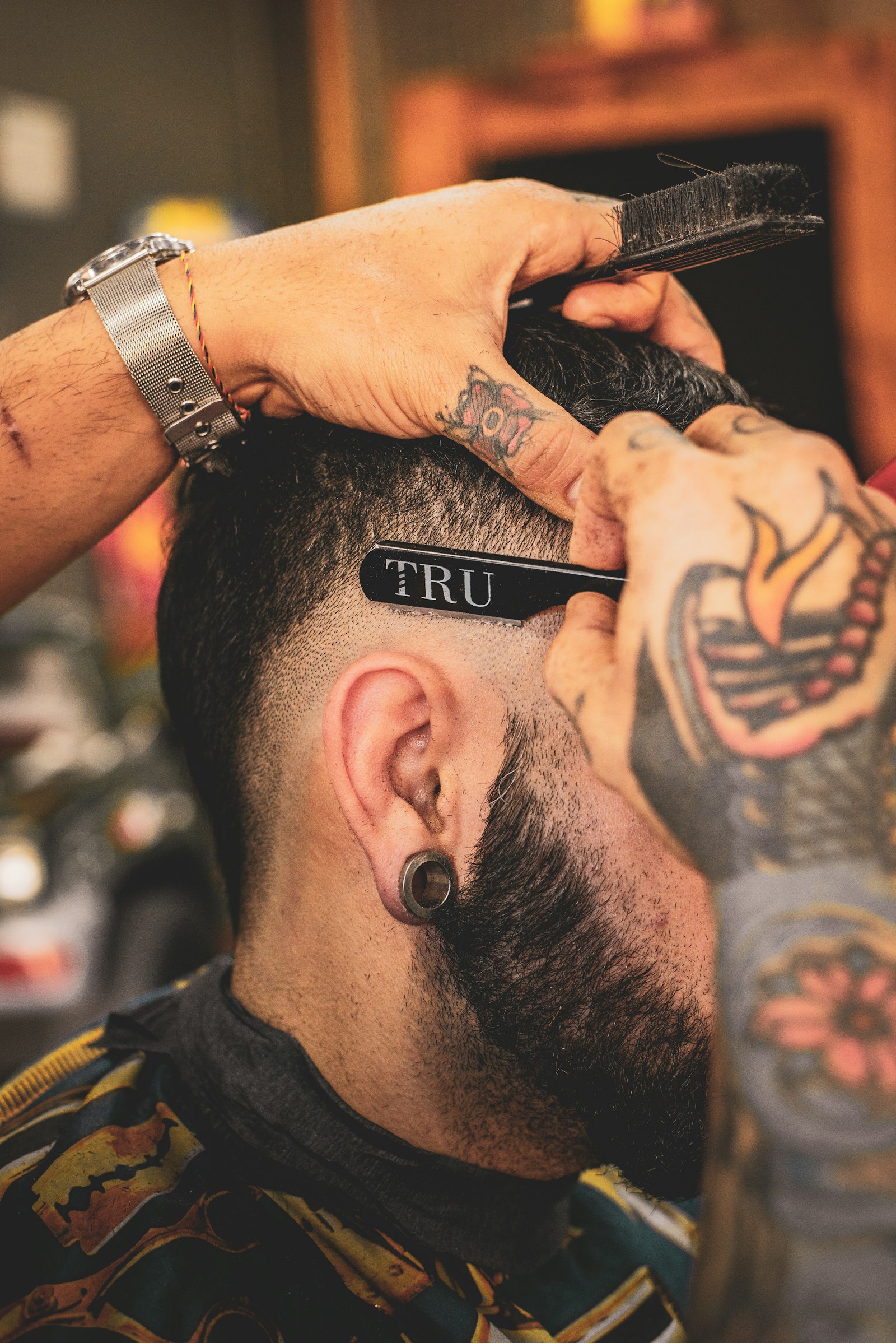 Detalle de un corte de cabello en proceso