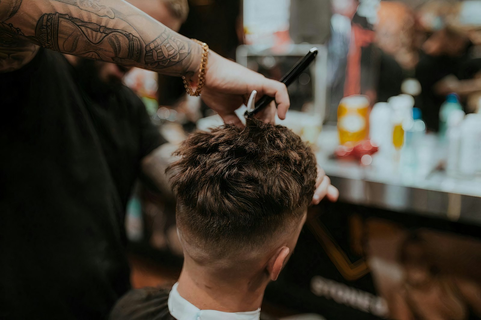 Estilista trabajando sobre el cabello de un cliente